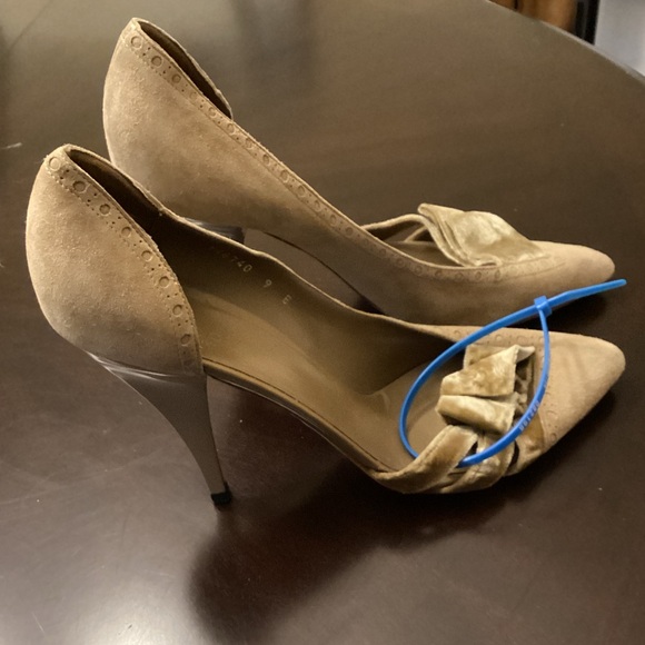 Gucci Beige Suede and Velvet Bow D’Orsay Pumps, Size 9B. - Picture 14 of 15